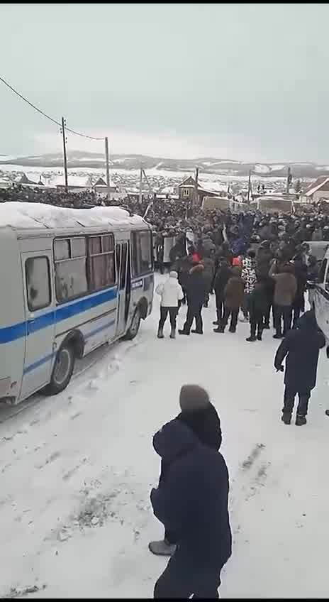 Sukobi s policijom u blizini zgrade suda u Baymaku, gdje je danas osuđen aktivist Fail Alsynov. Prosvjednici bacaju snijeg i led na policiju