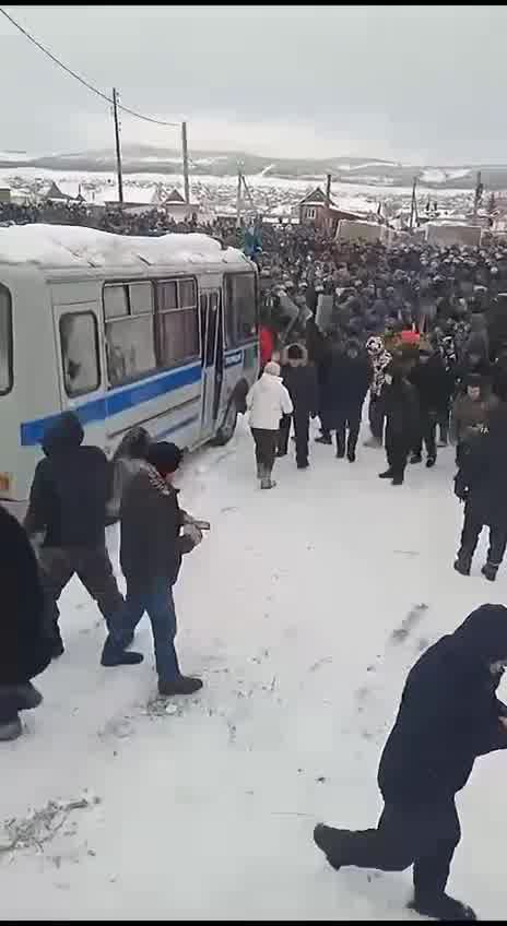 Sammandrabbningar med polis nära tingshuset i Baymak, där aktivisten Fail Alsynov dömdes i dag. Demonstranter kastar snö och is mot polisen