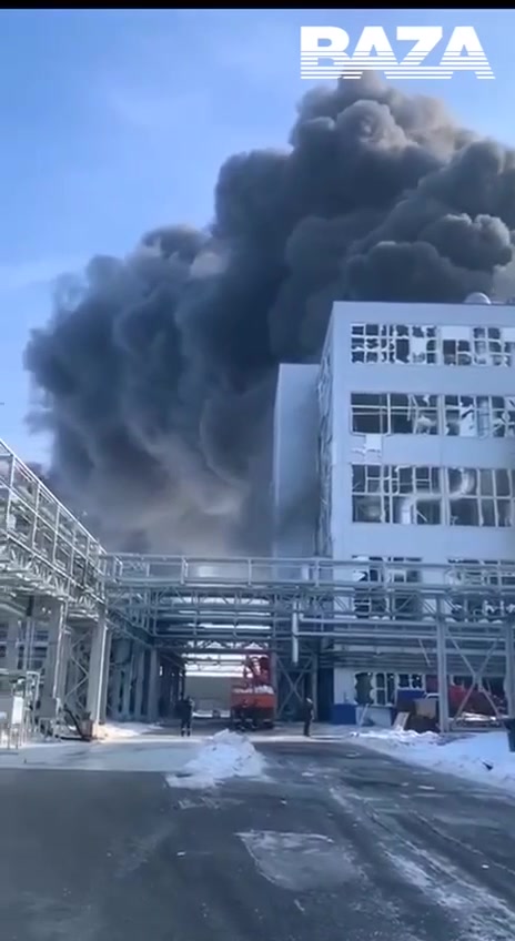 Voorlopig raakten twee mensen gewond tijdens een brand in de polyesterfabriek Shakhtinsky in de regio Rostov