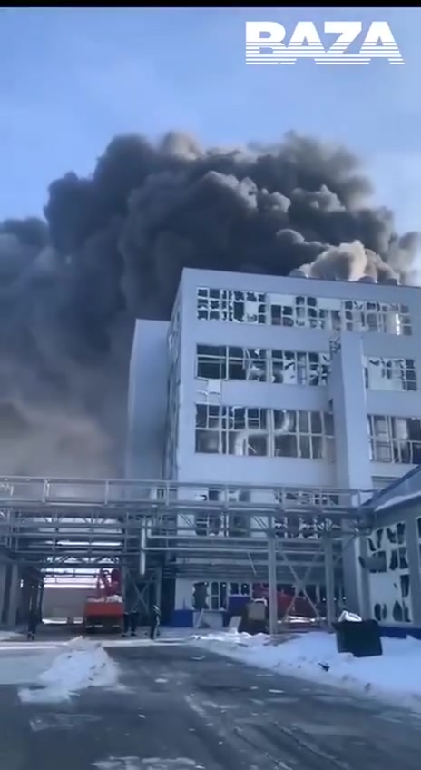 באופן ראשוני, שני בני אדם נפצעו בשריפה במפעל הפוליאסטר שחטינסקי במחוז רוסטוב