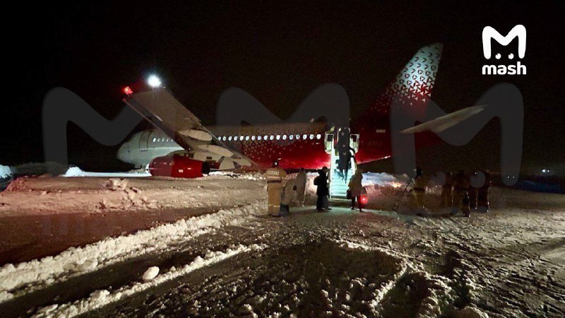 Der Suchoi Superjet Moskau-Saransk mit 93 Menschen an Bord rutschte am Flughafen Saransk von der Landebahn