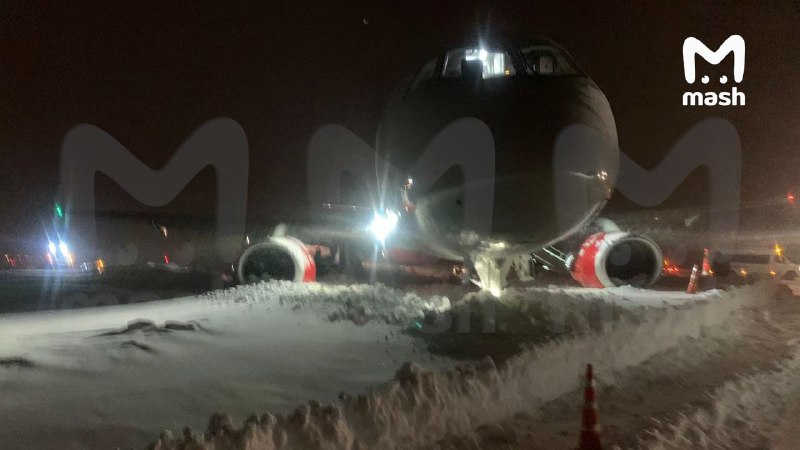В аэропорту Саранска самолет Sukhoi Superjet Москва-Саранск с 93 людьми на борту выкатился за пределы взлетно-посадочной полосы.