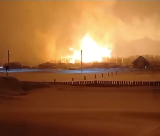 Товарен влак с гориво се запали след предполагаема експлозия на тръбопровод за природен газ в село Куеда, област Перм