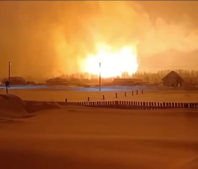 Trem de carga com combustível pegou fogo após suspeita de explosão em gasoduto de gás natural na vila de Kueda, região de Perm