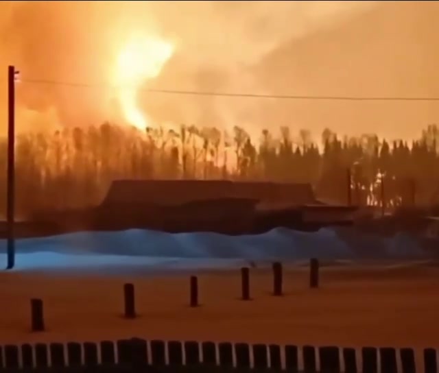 Ein Güterzug mit Treibstoff fing nach einer mutmaßlichen Explosion an einer Erdgaspipeline im Dorf Kueda in der Region Perm Feuer