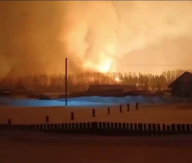 Pociąg towarowy z paliwem zapalił się po podejrzeniu eksplozji gazociągu w wiosce Kueda w regionie Perm