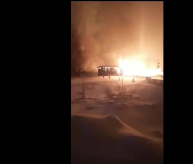 Trem de carga com combustível pegou fogo após suspeita de explosão em gasoduto de gás natural na vila de Kueda, região de Perm