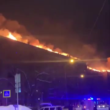 Grande incêndio em casa em Moscou