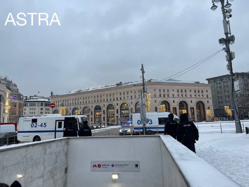 Polícia nasadená neďaleko Lubjanky v Moskve