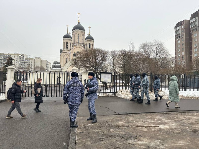 Развертывание полиции у церкви в Марьино, где должна пройти церемония по Навальному