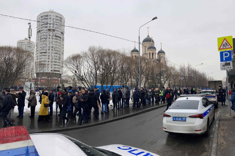 Desfășurarea poliției la biserica din Maryino, unde ar trebui să aibă loc ceremonia pentru Navalny