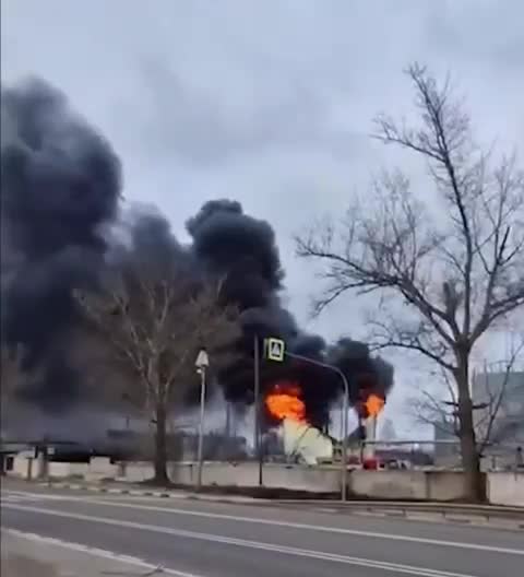 无人机袭击后库尔斯克州热列兹诺戈尔斯克工厂起火
