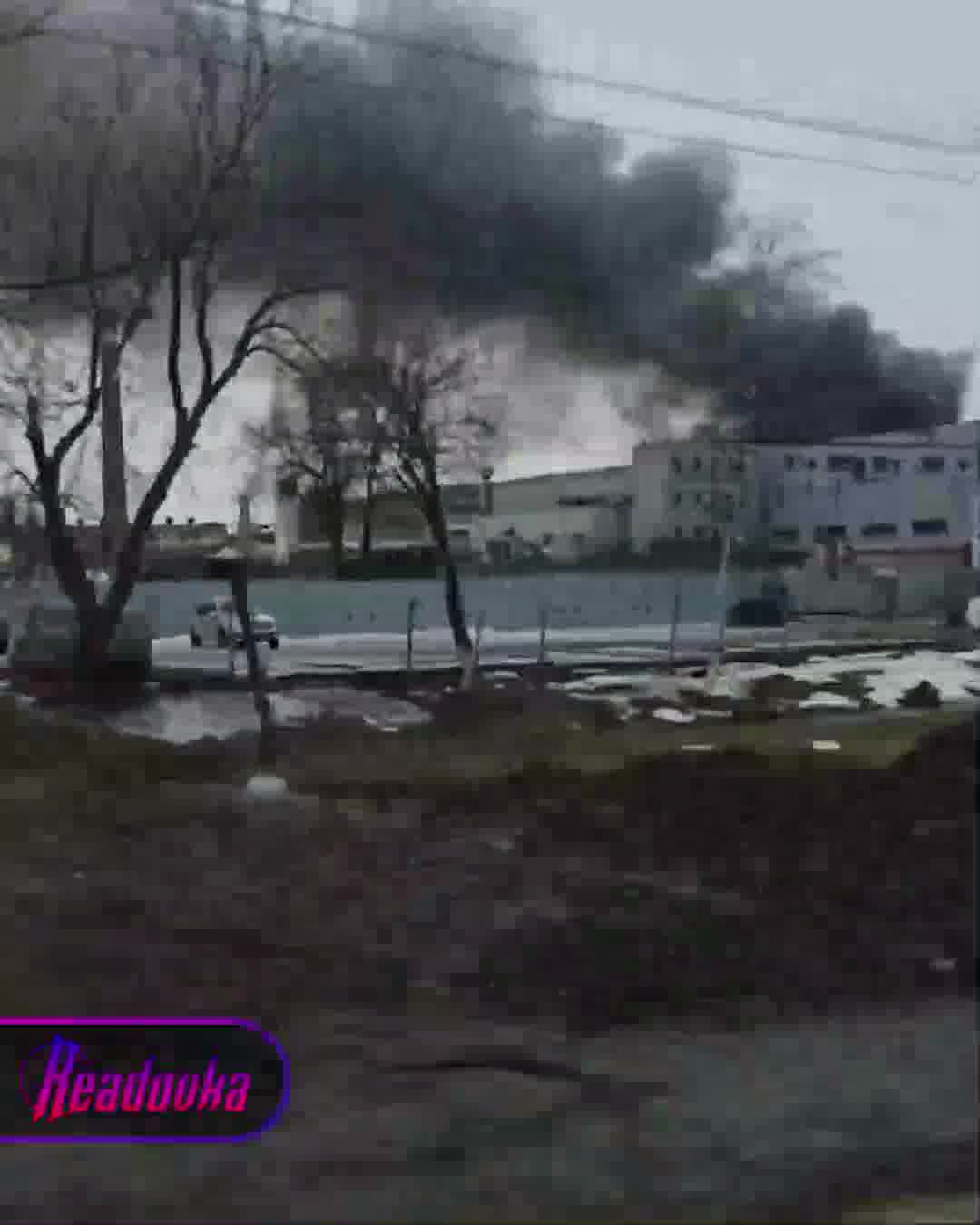 Großbrand in der Nähe des Flughafens Pulkowo
