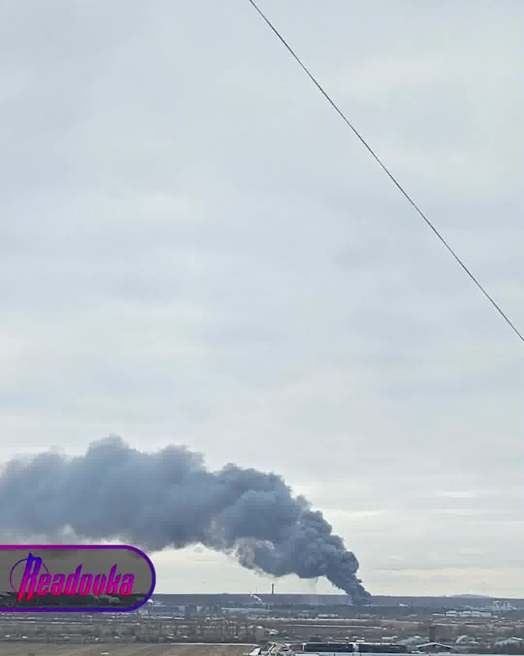 Grote brand nabij de luchthaven Poelkovo