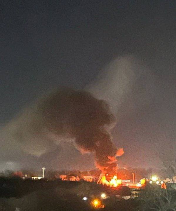 Een oliedepot in Oryol staat in brand als gevolg van een drone-aanval