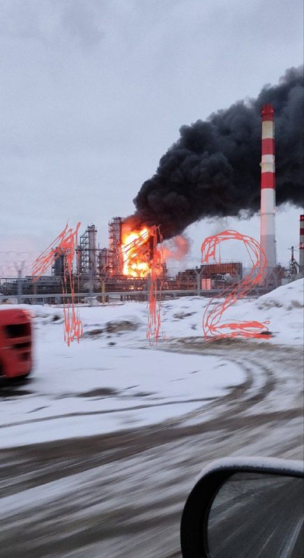 Пажар на Лукойл-Нижегороднефтеоргсинтезе ў горадзе Кстова, які быў атакаваны БПЛА