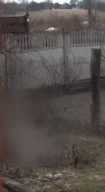 از سربازان با بازوبند زرد در روستای نوایا تاولژانکا در منطقه بلگورود فیلمبرداری شد.