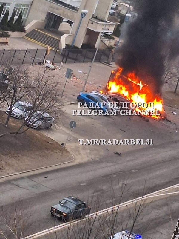 Um veículo em chamas como resultado de bombardeio em Belgorod