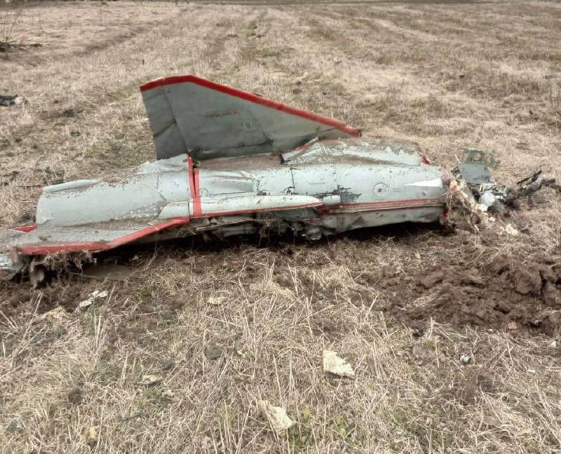 Trosky zničeného dronu Strizh v Brjanské oblasti