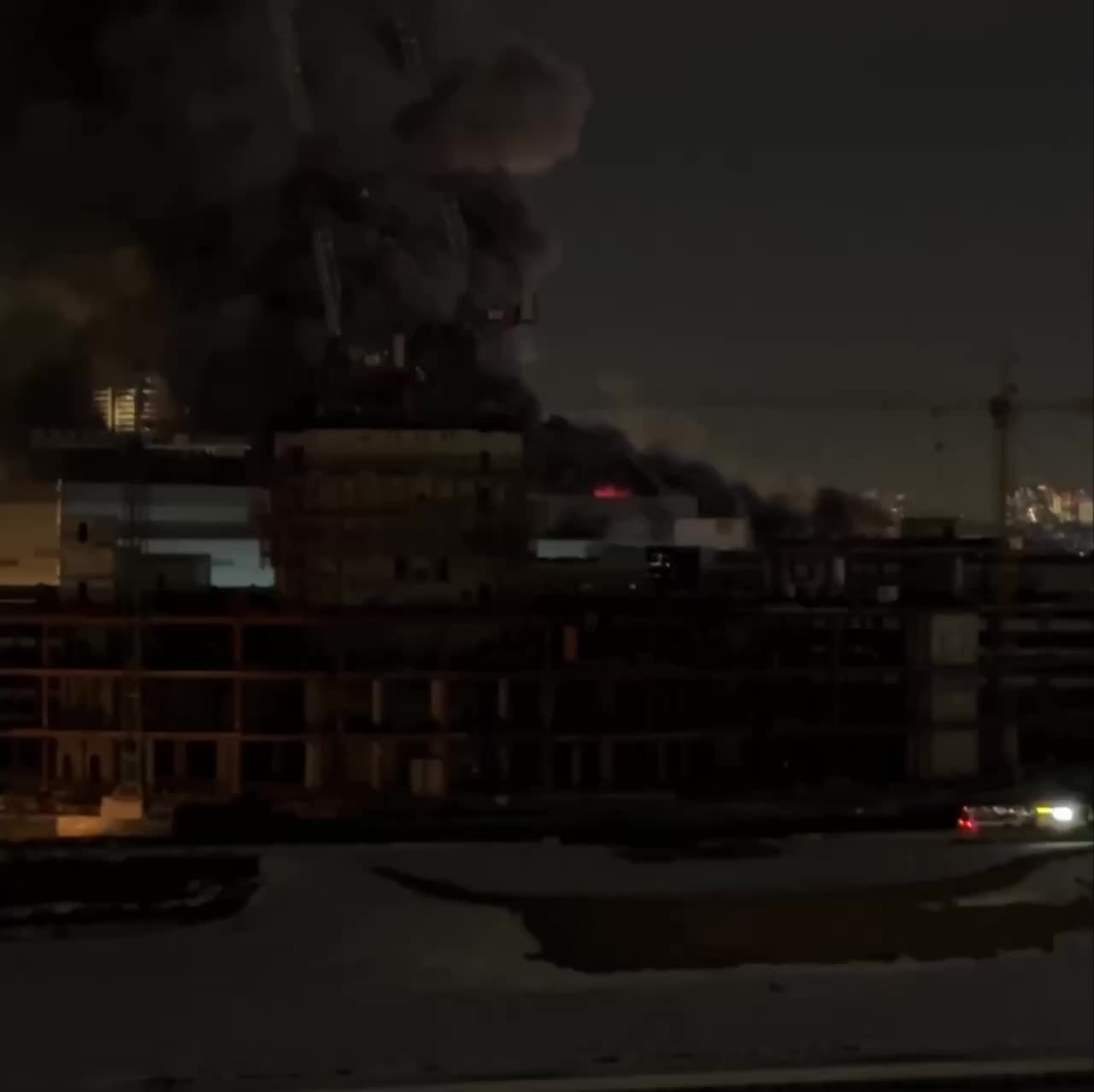 Eksplozija u trgovačkom centru Crocus City nakon što su tri naoružana maskirana muškarca otvorila vatru na okupljene