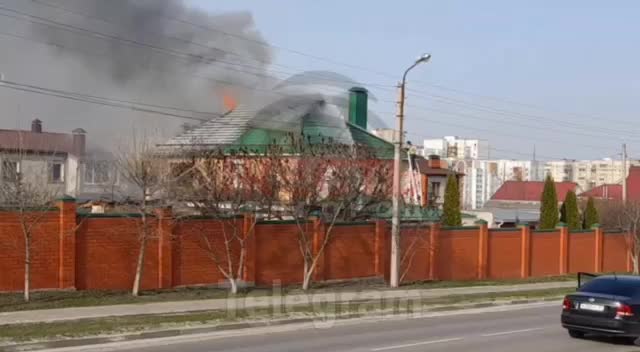 Brand i Belgorod efter explosioner, rapporterar det ryska försvarsministeriet att flera projektiler sköts ner