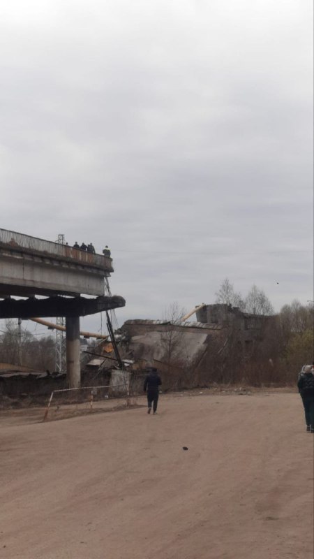 Puente colapsado en la carretera en Vyazma de la región rusa de Smolensk. Ferrocarriles bloqueados