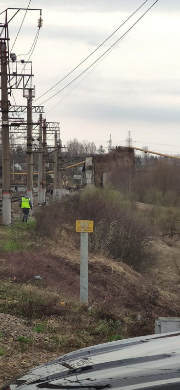 Brug ingestort op de snelweg in Vyazma van de regio Smolensk in Rusland. Spoorwegen geblokkeerd