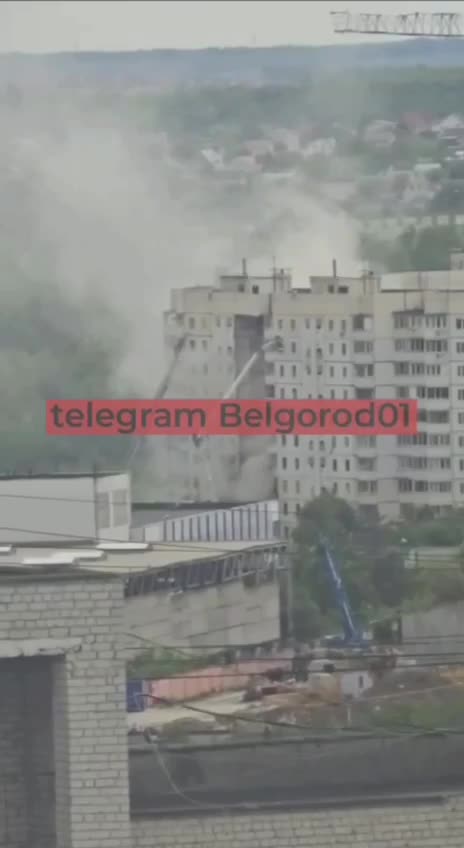Il tetto dell'edificio danneggiato a Belgorod è crollato