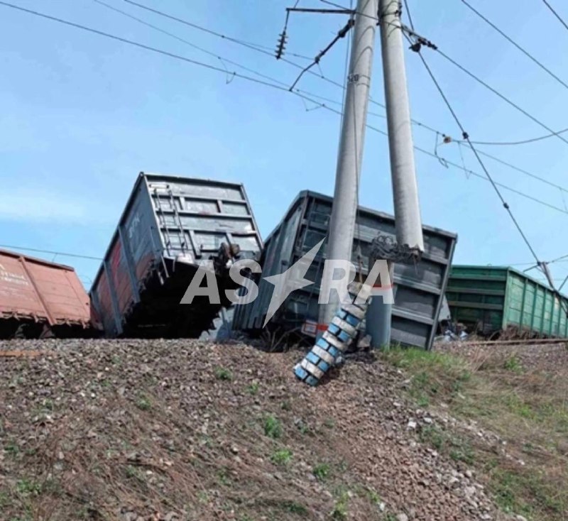Pie Krasnojarskas no sliedēm noskrējis kravas vilciens