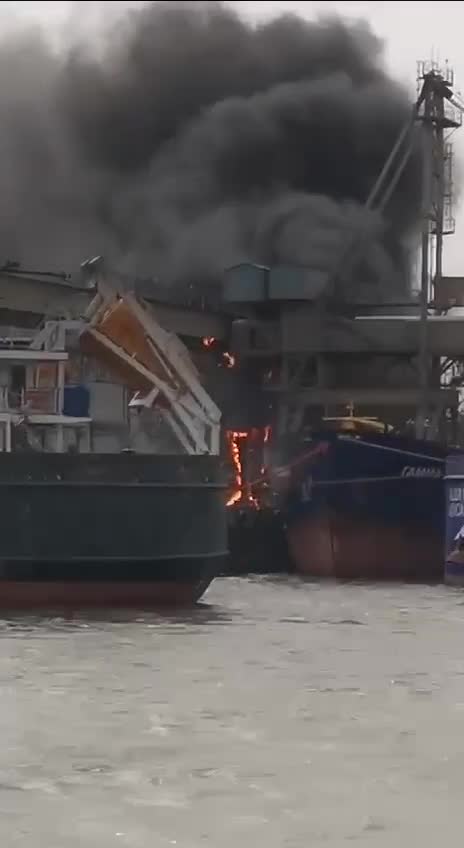 Veliki požar na terminalu za žitarice u luci na Azovskom moru, u regiji Rostov u Rusiji