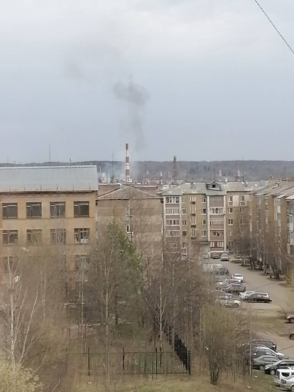 In de republiek Komi staat een olieraffinaderij in brand. In de stad Ukhta vloog een van de tanks in de fabriek in brand