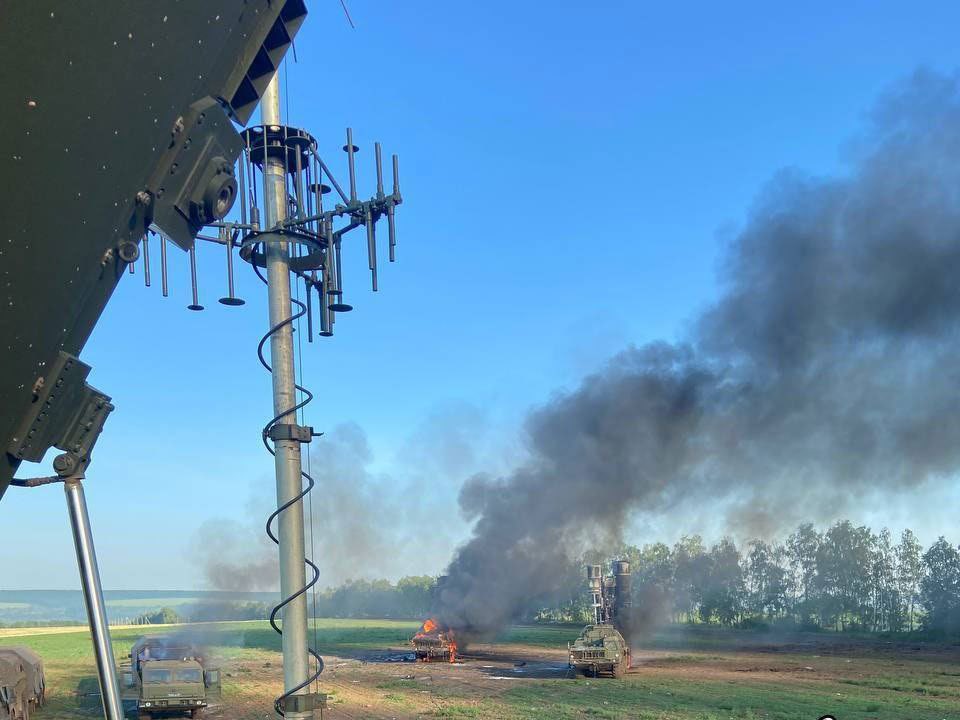 Украинские военные уничтожили российский ракетный комплекс С-300 в Белгородской области России.