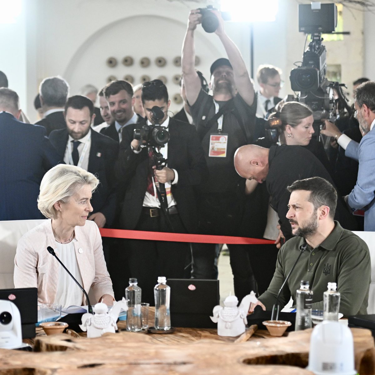 Ursula von der Leyen: Il G7 ha accettato di concedere all'Ucraina prestiti per un valore di circa 50 miliardi di dollari entro la fine dell'anno. Utilizzeremo i profitti inaspettati derivanti dagli asset sovrani della Russia per ripagarli. Ciò si basa sull'azione dell'UE, con la quale stiamo già indirizzando questi profitti inattesi alla difesa e alla ricostruzione dell'Ucraina