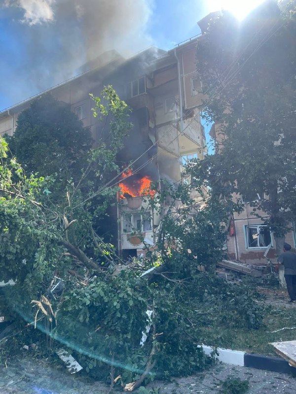 Drie gewonden toen een woongebouw gedeeltelijk instortte in Schebekyno, in de regio Belgorod. Lokale autoriteiten zeggen als gevolg van beschietingen