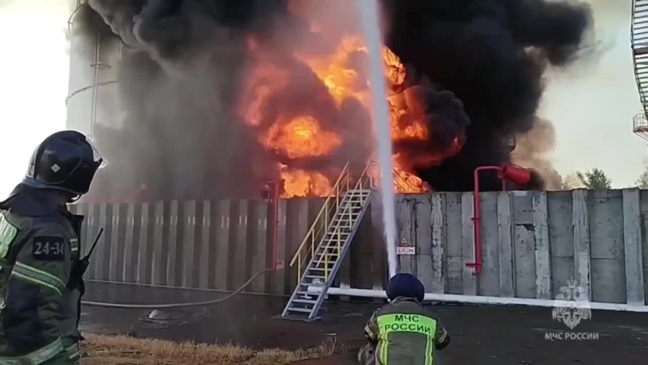 Een oliedepot in de stad Azov in de regio Rostov staat in brand als gevolg van een drone-aanval