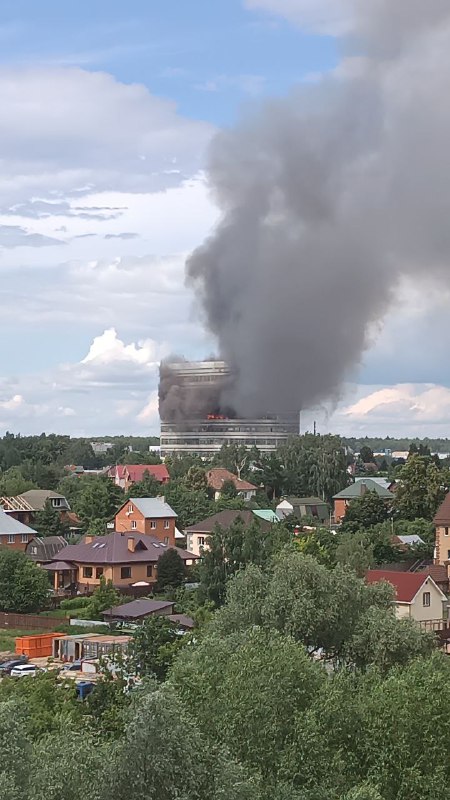 În Fryazino, regiunea Moscova, clădirea Institutului de Cercetare Platan este în flăcări
