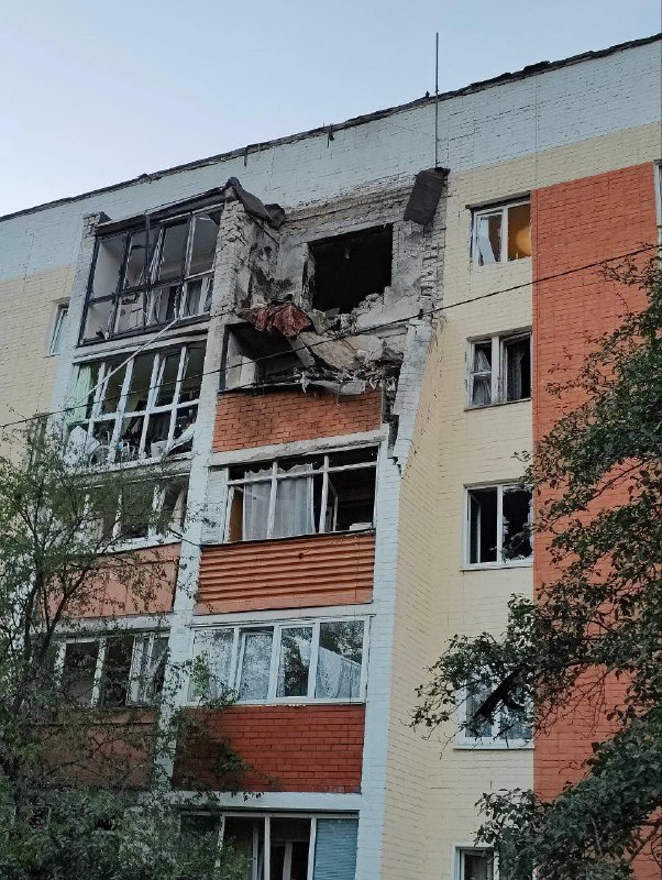 Два человека пострадали в результате падения дрона на здание в поселке Строитель Белгородской области