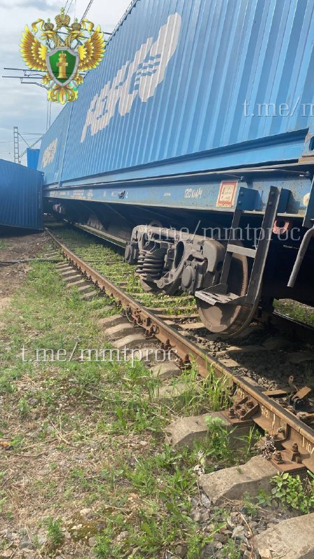 3 Gütercontainerwagen entgleist am Bahnhof Khovryno in Moskau