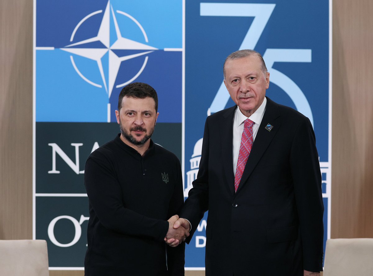 Erdogan encontra Zelenskiy em Washington. Durante a reunião, o Presidente Erdoğan afirmou que Turkiye continua os seus esforços para acabar com a guerra Ucrânia-Rússia com uma paz justa, e que o trabalho começou para revitalizar a Iniciativa de Cereais do Mar Negro. O Presidente Erdoğan também afirmou que Turkiye está pronto para qualquer iniciativa, incluindo a mediação, para estabelecer as bases para a paz.