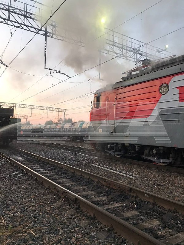 Desconhecidos incendiaram a cabine de uma locomotiva elétrica em Odintsovo. Naquela época, a locomotiva elétrica estava parada na estação Petelino, no sentido Smolensk