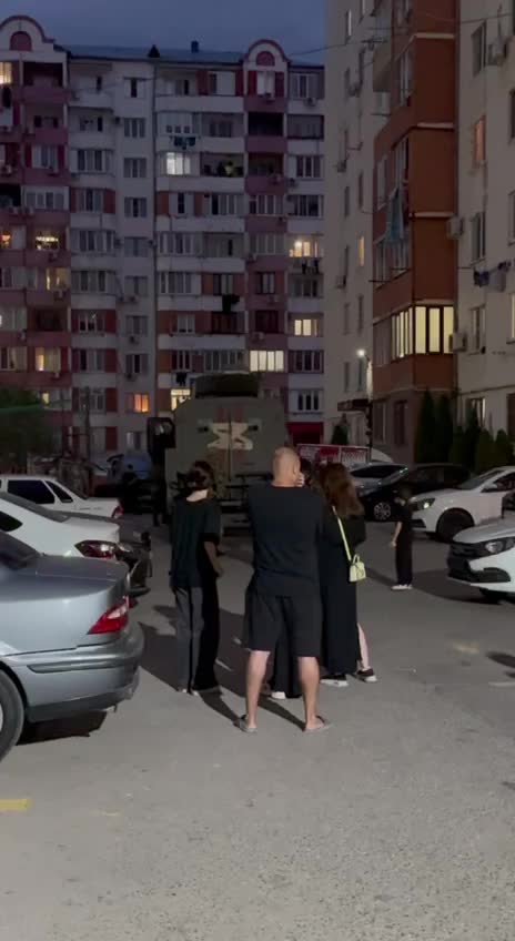 Unknown people have barricaded themselves in a residential building in Kaspiysk and are threatening to blow it up. Local Telegram channels write that people were evacuated.