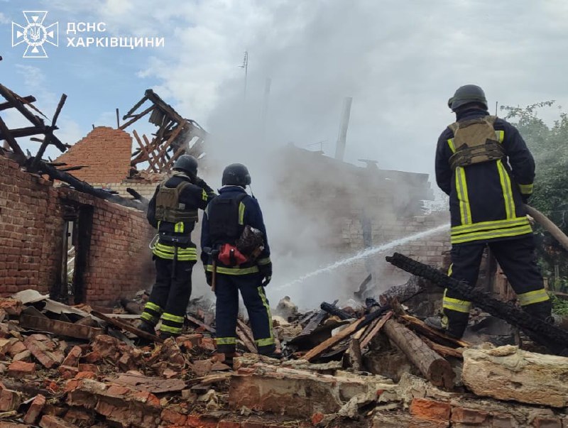 Incendio causato dal bombardamento russo nel villaggio di Lozova, nel distretto di Chuhuiv