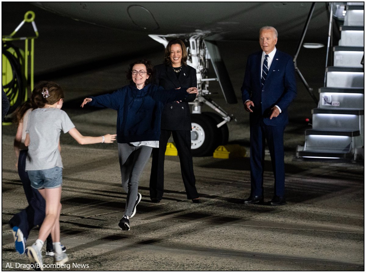 Alsu Kurmasheva corre hacia su familia a su llegada mientras el presidente Joe Biden y la vicepresidenta Kamala Harris observan, en la Base Conjunta Andrews, Maryland, el jueves.