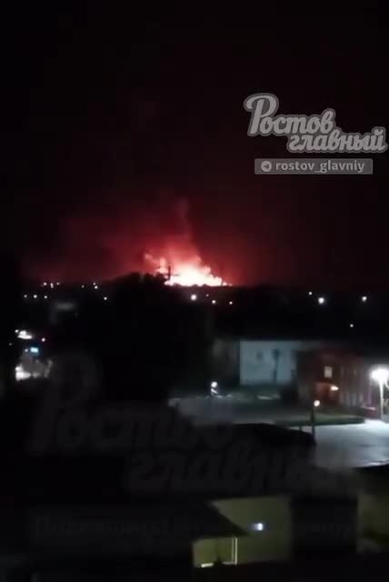 Drohnen griffen den Flugplatz in Morosowsk in der Region Rostow in Russland an. Laut der Quelle wurden Treibstofftanks und Lagerhallen getroffen. Das Feuer und die Explosionen sind massiv