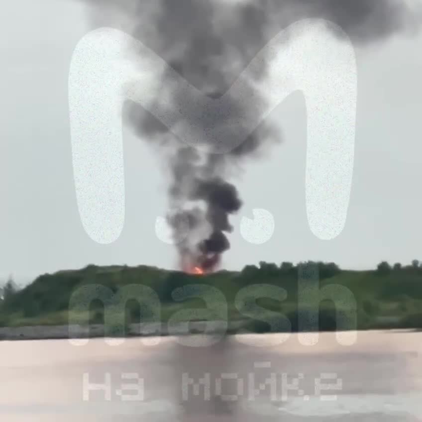 A fire started at the fourth Northern Battery in Kronstadt - presumably, the fire occurred in the area of an abandoned fort, reports Mash on the Moika.