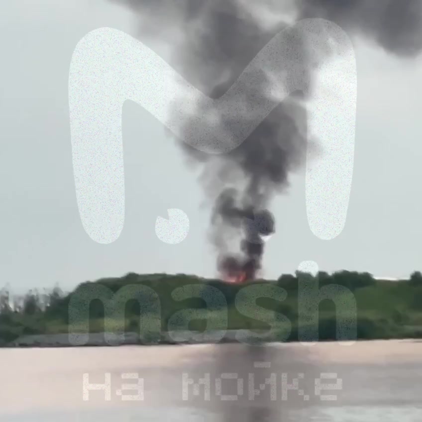 A fire started at the fourth Northern Battery in Kronstadt - presumably, the fire occurred in the area of an abandoned fort, reports Mash on the Moika.