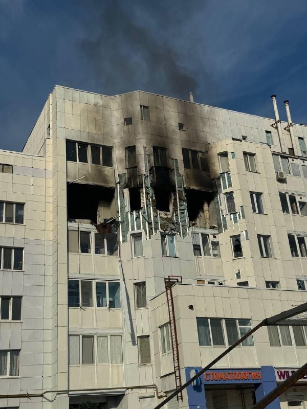 Laut Angaben der örtlichen Behörden beschädigten Drohnen einen Wohnblock in Schebekino in der Region Belgorod