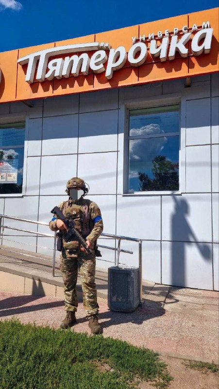 Foto de militares ucranianos perto de uma mercearia local em Zaoleshenka, na região de Kursk