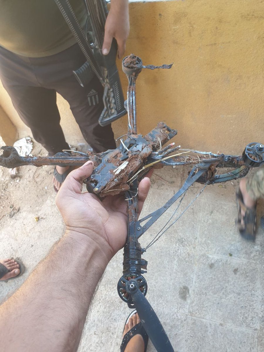 Siria: esta mañana, las fuerzas de Asad atacaron la zona rural de Alepo occidental con al menos 10 drones FPV de fabricación rusa. Al menos 6 coches y casas fueron alcanzados en Atareb y Kafr Noran. Varios drones fueron derribados por los residentes con armas de caza. Un niño resultó herido en una de las casas