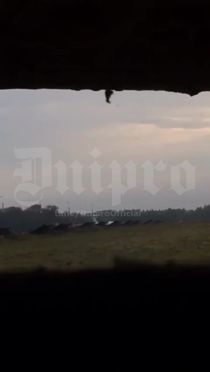 Wideo pokazujące, jak jeden z dronów uderzył w lotnisko Savasleika